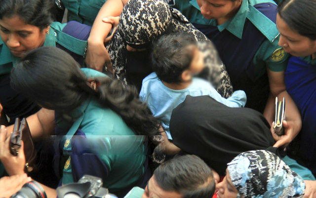 পুলিশি অভিযানের মুখে আশকোনার জঙ্গি আস্তানা থেকে ধরা দেওয়া দুই নারীকে জিজ্ঞাসাবাদের জন‌্য সাত দিনের হেফাজতে পেয়েছে পুলিশ।