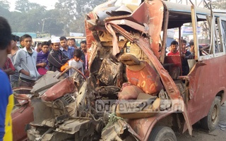 গাজীপুরে ঢাকা-টাঙ্গাইল মহাসড়কে বাস-লেগুনার সংঘর্ষে চালকসহ ছয়জনের মৃত্যু হয়েছে; আহত হয়েছেন আরও নয়জন।