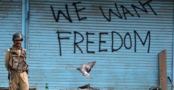 ভারত নিয়ন্ত্রিত কাশ্মিরের শ্রীনগরে একটি সেনাবহরে সন্ত্রাসীদের হামলায় তিন ভারতীয় সেনা নিহত হয়েছে।