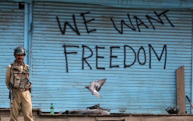 ভারত নিয়ন্ত্রিত কাশ্মিরের শ্রীনগরে একটি সেনাবহরে সন্ত্রাসীদের হামলায় তিন ভারতীয় সেনা নিহত হয়েছে।