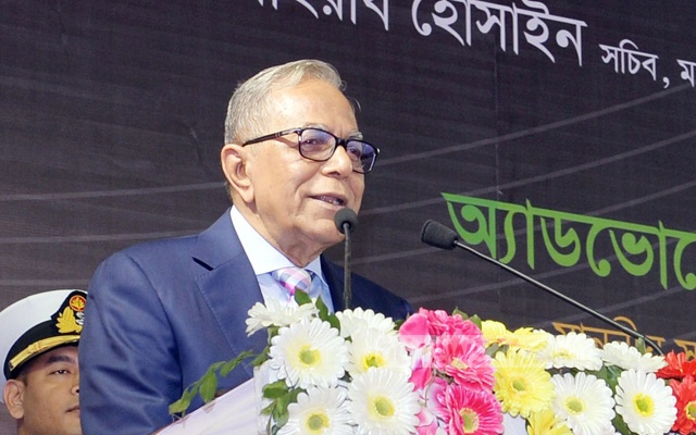 স্ত্রী রাশিদা খানমের সঙ্গে খুনসুটির গল্প শুনিয়ে দর্শকদের মধ্যে হাসির ঝড় তুলে দেন রাষ্ট্রপতি মো. আবদুল হামিদ।