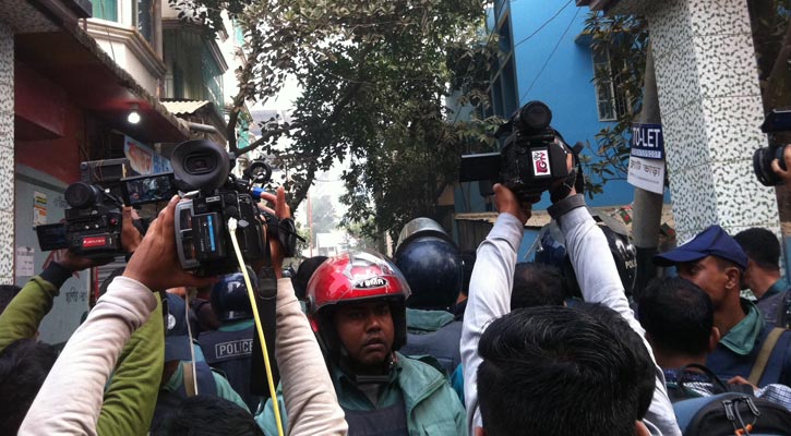 জঙ্গিদের জীবিত ধরার চেষ্টা