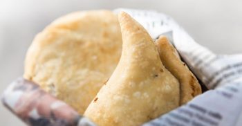 খবরের কাগজে মোড়ানো খাবার শরীরের জন্য ক্ষতিকর।