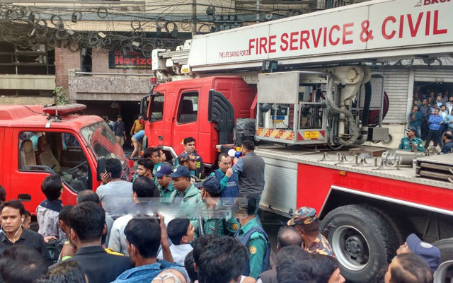 ঢাকার বনানীতে একটি বহুতল আবাসিক ভবনে আগুন।