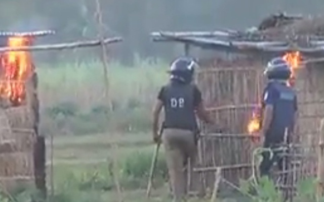 সাঁওতালদের ঘরে আগুন দিয়েছে পুলিশ: তদন্ত প্রতিবেদন।