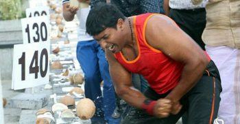 ৫০ সেকেন্ডে ১২৪ নারিকেল থেঁতলে বিশ্বরেকর্ড