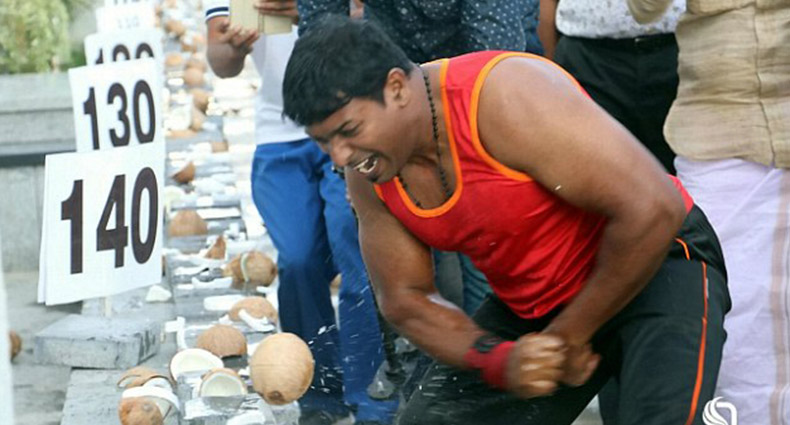 ৫০ সেকেন্ডে ১২৪ নারিকেল থেঁতলে বিশ্বরেকর্ড