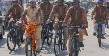 বাইসাইকেলে অভিনব বরযাত্রা! হতবাক নগরবাসী