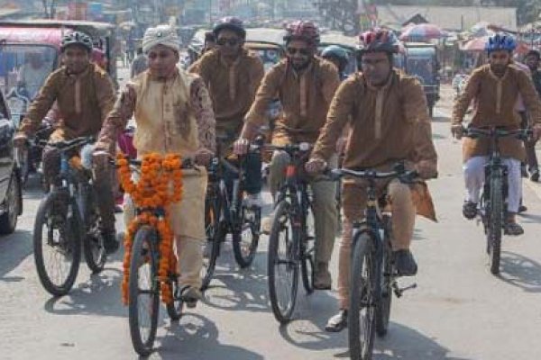 বাইসাইকেলে অভিনব বরযাত্রা! হতবাক নগরবাসী