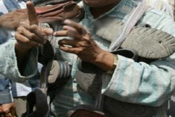 জুতোর মালা পরিয়ে তাড়িয়ে দেওয়া হল শিক্ষককে