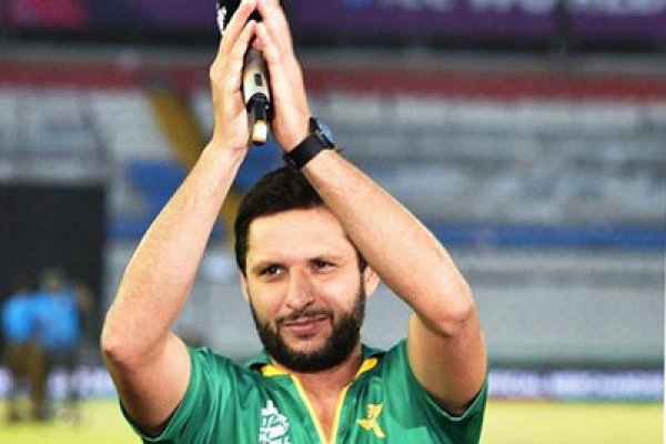 ৪ বারই অবসরের কথা বলে জাতীয় দলে ফিরে আফ্রিদি