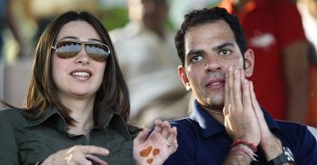 বয়ফ্রেন্ডের জন্যই স্বামীকে ডিভোর্স দেন কারিশমা!