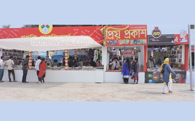 বইমেলার শুরুতে অব্যবস্থাপনা নিয়ে ক্ষোভ-বিরক্তি প্রকাশ করেছেন প্রকাশক-পাঠকরা।