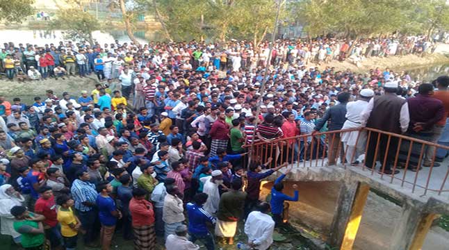 মারধরের খেসারত হিসেবে জনতার সামনে যুবলীগ নেতাকে জুতাপেটা