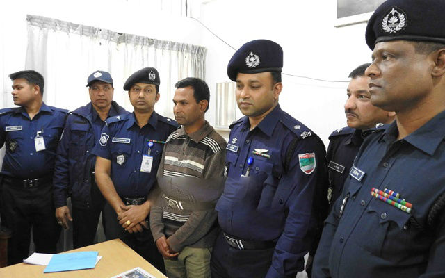 রায়ণগঞ্জের চাঞ্চল‌্যকর সাত খুনের মামলায় মৃত‌্যুদণ্ডপ্রাপ্ত পলাতক এক ফাঁসির আসামি গ্রেপ্তার।