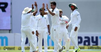 বলে মুশফিকের অটোগ্রাফ নিলেন অশ্বিন