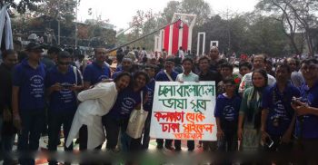 মৈত্রীর বাণী ছড়াতে কলকাতা থেকে  সাইকেলে চেপে শহীদ মিনারে