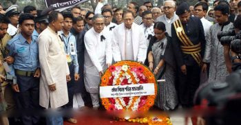 শহীদ মিনারে প্রধান বিচারপতির শ্রদ্ধাঞ্জলি