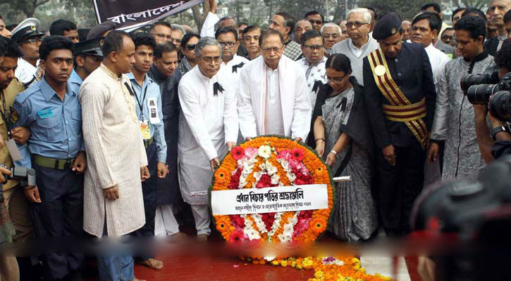 শহীদ মিনারে প্রধান বিচারপতির শ্রদ্ধাঞ্জলি