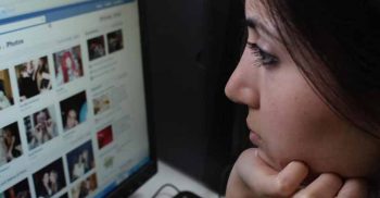 ফেসবুক নিয়ে মাতামাতি ছাড়ুন, খুশি থাকুন