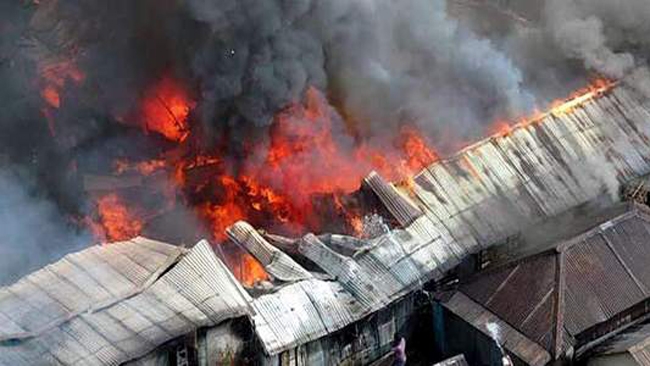 মোহাম্মদপুরে বস্তিতে আগুন, পুড়লো শতাধিক ঘর