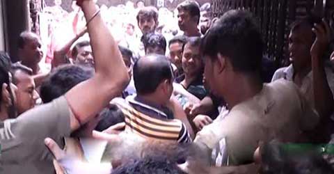 মাহফিলগামী বাসে চাঁদা দাবি করায় দুই পুলিশকে গণধোলাই