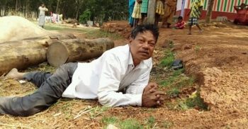 খবর পেয়ে ছুটে আসেন সবাই! প্রধান শিক্ষকের মাতলামি স্কুলগেটে