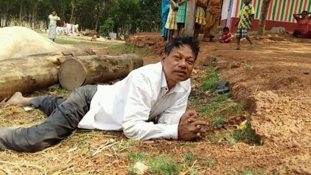 খবর পেয়ে ছুটে আসেন সবাই! প্রধান শিক্ষকের মাতলামি স্কুলগেটে