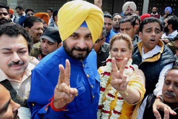 ক্রিকেট মাঠে আর নয়, এবার মন্ত্রীপদে শপথ নিলেন সিধু