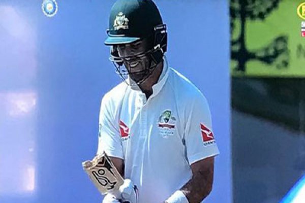 যাদবের ১৩৭ কিলোমিটার গতির বলে দু’টুকরো ম্যাক্সওয়েলের ব্যাট