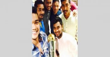 শ্রীলঙ্কায় আইসিসি চ্যাম্পিয়ন্স ট্রফি ছুঁয়ে দেখছেন টাইগাররা