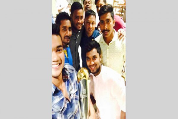 শ্রীলঙ্কায় আইসিসি চ্যাম্পিয়ন্স ট্রফি ছুঁয়ে দেখছেন টাইগাররা