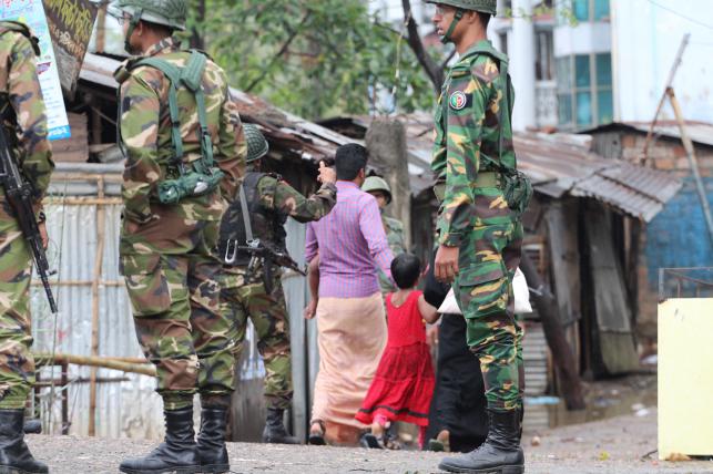 জঙ্গিদের ফ্ল্যাটে অভিযান শুরু করেছে সেনাবাহিনীর প্যারা কমান্ডো সদস্যরা
