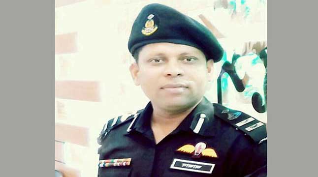 কর্নেল আজাদের চোখ ভেদ করে মস্তিষ্কে ঢুকেছে স্প্লিন্টার