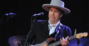 অবশেষে নোবেল পুরস্কার নিতে রাজি হলেন বব ডিলান