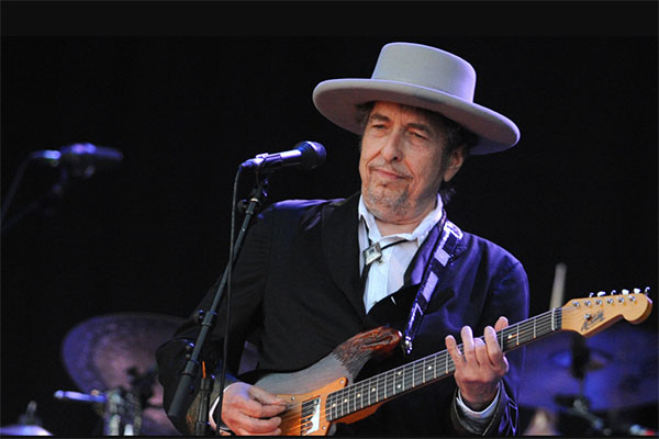 অবশেষে নোবেল পুরস্কার নিতে রাজি হলেন বব ডিলান