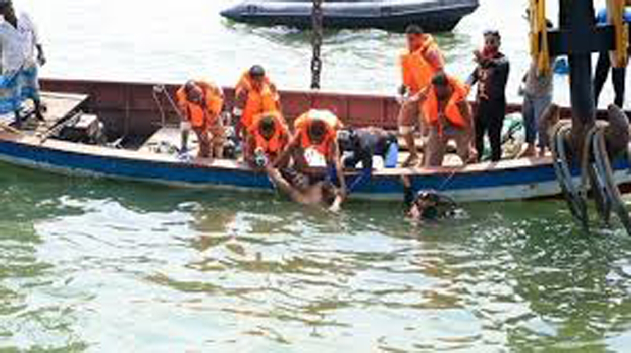 বাগেরহাটে ৫০ জন যাত্রী নিয়ে ট্রলারডুবি, ৩ লাশ উদ্ধার