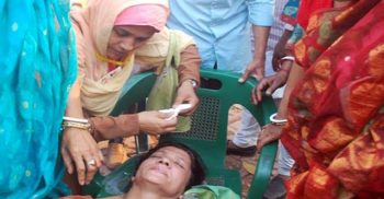 দলে ‘পদ না পেয়ে’ মহিলা আওয়ামী লীগ নেত্রী অজ্ঞান
