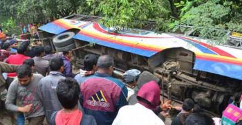 বগুড়ায় বাস উল্টে নিতহ ৩, আহত ৩৫