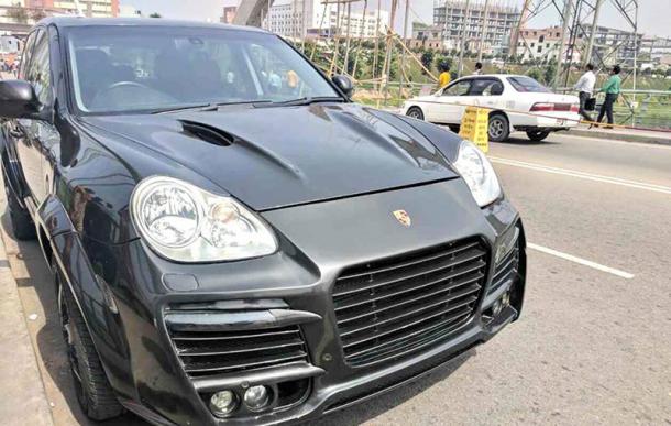 শুল্ক ফাঁকি জেনে চার কোটি টাকার গাড়ি ফেলে গেলেন ‘সম্মানিত’ ব্যক্তি