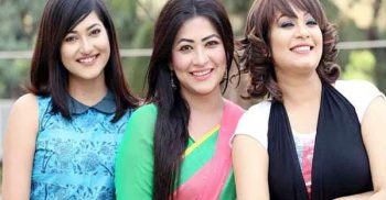 এক ফ্রেমে তিন লাক্স সুন্দরী