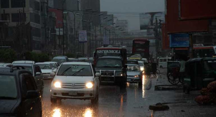 সাতসকালেই রাতের আবহ, ঢাকায় ঝুম ঝুম বৃষ্টি