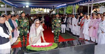 বঙ্গবন্ধুর প্রতিকৃতিতে প্রধানমন্ত্রীর শ্রদ্ধা