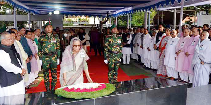 বঙ্গবন্ধুর প্রতিকৃতিতে প্রধানমন্ত্রীর শ্রদ্ধা