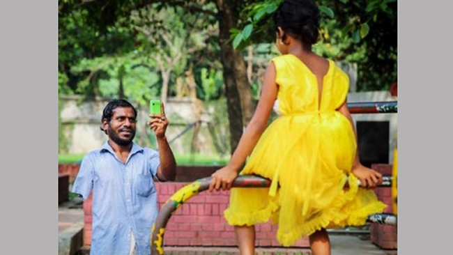 ২ বছর পর মেয়েকে নতুন জামা, কাঁদলেন বাবা