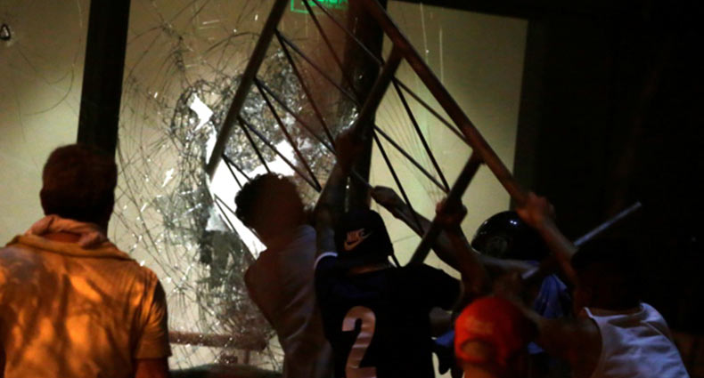 প্যারাগুয়ের সংসদ ভবন পুড়িয়ে দিল ক্ষুব্ধ জনতা