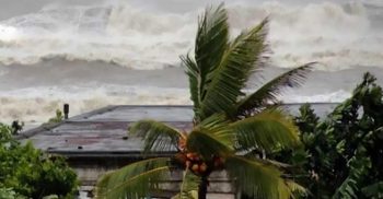 চট্টগ্রাম উপকূল ছুয়ে উত্তর দিকে অগ্রসর হচ্ছে ‘মোরা’