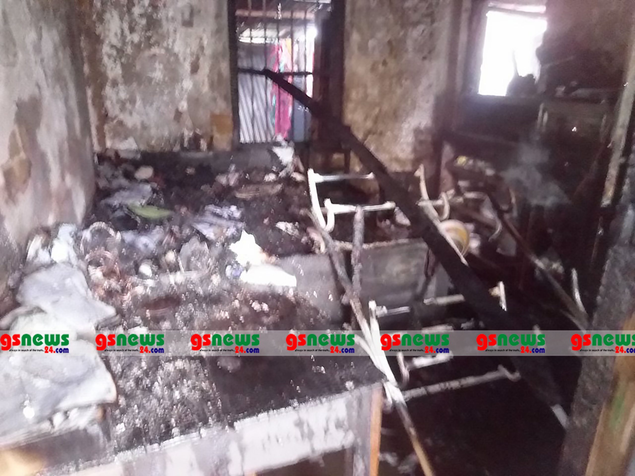 ফেনীর পানি উন্নয়ন বোর্ডের একটি টিনশেড কলোনিতে অগ্নিকাণ্ডে পুড়লো ১১ কক্ষ