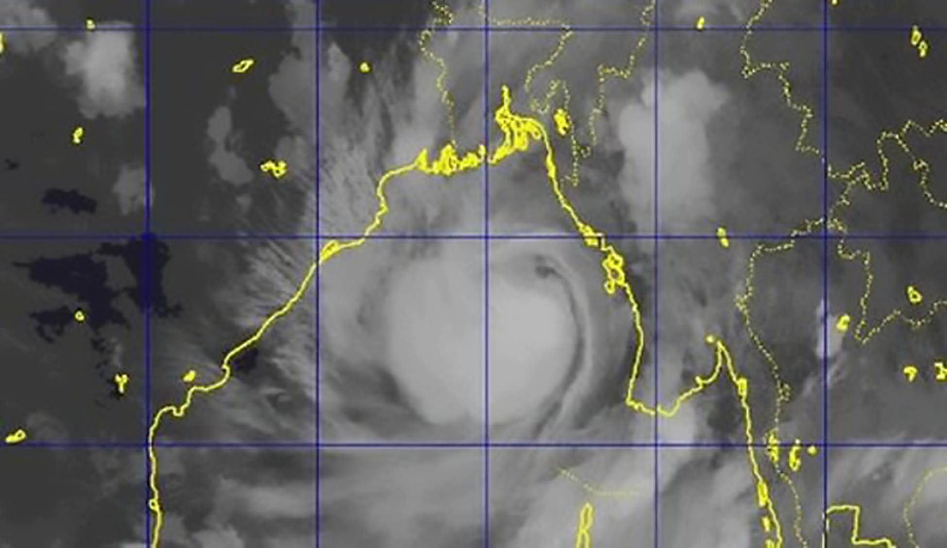 ঘূর্ণিঝড় মোরা: আশ্রয় কেন্দ্রে ভিড়, বন্ধ থাকবে বিমানবন্দর