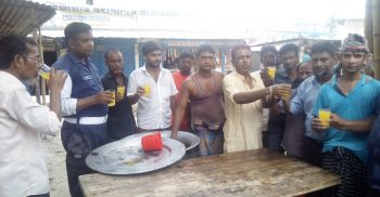ফেনীতে তৃষ্ণার্তদের মধ্যে লেবুর শরবত বিতরণ